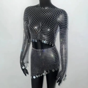 Détail d'un ensemble en maille argentée avec strass et paillettes brillantes pour fêtes