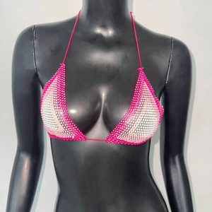 Détail du haut de bikini en résille rose avec strass et licou pour festivals de musique