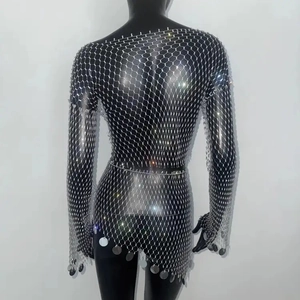Détail de l'ensemble haut court et jupe en résille à strass avec sequins argentés