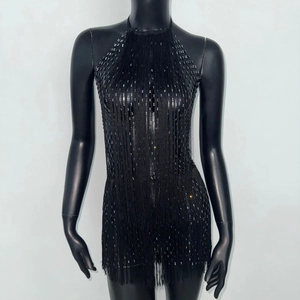 Gros plan sur une mini robe dos nu noire avec des paillettes brillantes et de longues franges