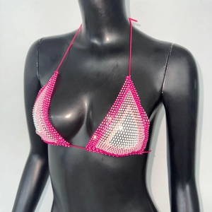 Détail du haut de bikini strass dégradé rose avec paillettes et fines brides licou