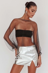 Détail du haut en résille noir avec strass et mini-jupe en PU argenté brillant