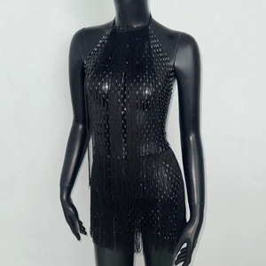 Détail de la robe licou noire avec des franges denses et des strass étincelants