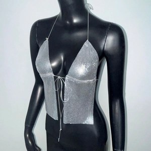 Détail du haut licou à paillettes argentées avec décolleté en V et laçage sur le devant