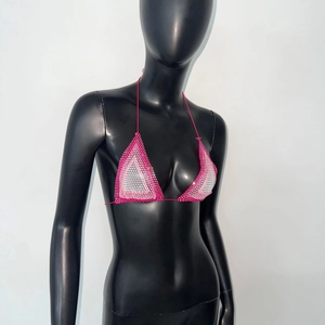 Détail d'un haut de bikini rose avec strass et perles cousues main pour les festivals