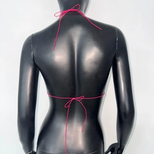 Détail du haut de bikini licou rose rouge avec fines lanières de fermeture réglables