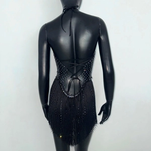Vue arrière de la mini-robe noire à paillettes et franges avec dos nu et détails en strass argentés