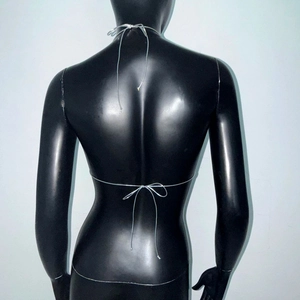 Vue arrière d'un haut dos nu à paillettes argentées avec liens ajustables sur un mannequin