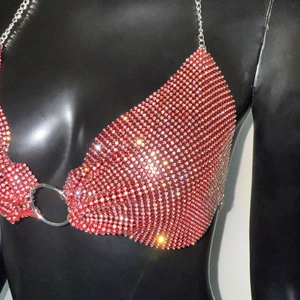 Détail du haut dos nu en strass rouges sexy avec anneau en argent et chaîne en métal