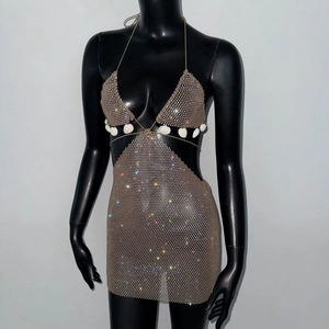 Détail du haut dos nu à paillettes or champagne avec bordure en coquillages et strass