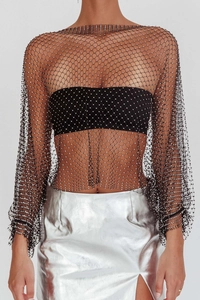 Détail du haut à manches longues en maille noire avec strass blancs étincelants