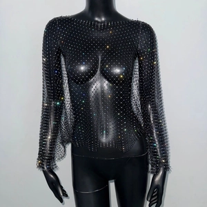 Détail d'un haut en résille noire orné de strass colorés pour un look de soirée