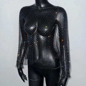 Détail du haut en maille résille noire à manches longues avec strass brillants scintillants