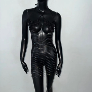 Dettaglio dell'abito a rete nero con strass colorati e ricamo in pizzo a farfalla