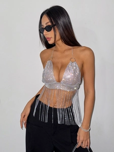 Top a fascia con frange di strass argentati e catene metalliche per feste e festival musicali
