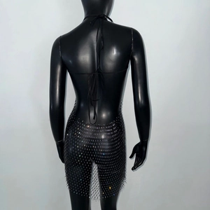 Dettaglio del set da festa nero a rete con strass scintillanti su tessuto a rete