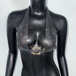 Detail eines Strass-Halter-Tops mit einem gewellten goldenen Metallring-Verbinder