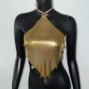 Detail eines goldenen Pailletten-Halter-Tops mit Kettenhemd-Textur und Fransenquasten