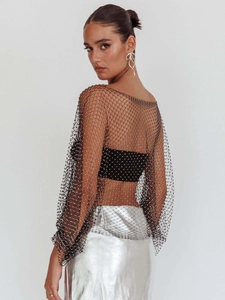 T-shirt femme en maille noire à manches longues avec strass et perles sur un haut court