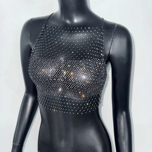 Detail von schwarzem Fischnetz-Crop-Top mit glitzernden Strasssteinen für Musikfestivals