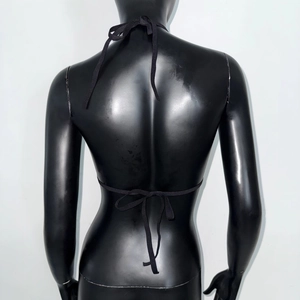 Detail der Rückenschnürung eines schwarzen Neckholder-Bikini-Tops mit gekreuzten Trägern