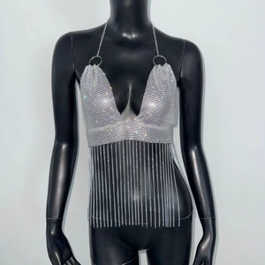 Dettaglio del top a fascia con paillettes argento e frange metalliche scintillanti