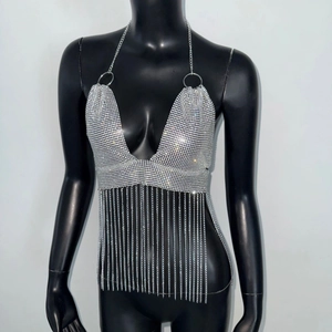 Dettaglio del top all'americana in maglia metallica argento con strass e lunghe frange a catena