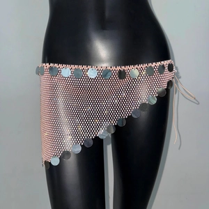 Dettaglio minigonna in rete con strass rosa con paillettes argento e orlo asimmetrico