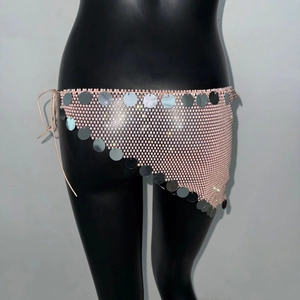 Dettaglio della minigonna rosa a rete con paillettes argento e strass per feste