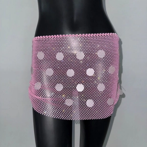 Détail de la mini-jupe rose en maille à paillettes avec sequins ronds sur mannequin noir