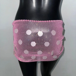 Vue détaillée de la mini-jupe en résille rose à strass avec de grands sequins blancs
