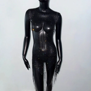 Dettaglio dell'abito a rete nero con strass scintillanti e frange sul fondo