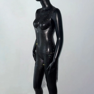 Dettaglio di un abito a rete nero con strass e lunghe frange per abiti da festa