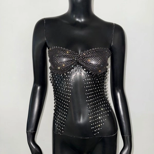 Dettaglio del top a fascia nero con strass argentati e frange di perline a rete trasparente