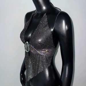 Détail d'un haut dos nu sexy avec strass brillants, décolleté en V et anneau métallique