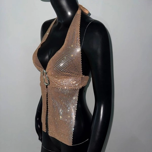 Détail du haut dos nu en strass doré champagne avec une boucle ovale en métal