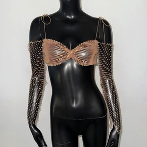 Détail du haut dos nu à strass doré champagne avec manchettes en résille assorties