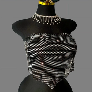 Détail d'un haut bustier de luxe en strass avec ourlet triangle et collier à franges