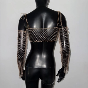 Détail de strass étincelants sur crop top en résille avec élégant design dos nu chic