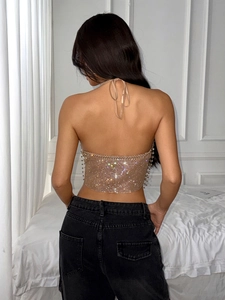 Haut licou à strass dorés avec dos nu pour un look sexy de festival de musique tendance