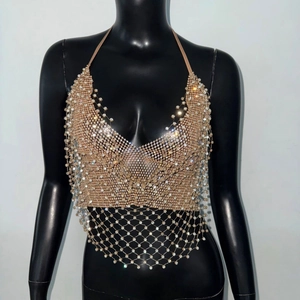 Détail du haut licou en maille strass avec chaîne or champagne et cristaux scintillants