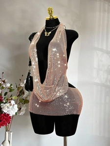 Ensemble haut dos nu et mini-jupe à paillettes or rose pour tenues de fête chic