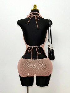 Robe dos nu pailletée or rose avec strass et détails en résille pour soirée chic