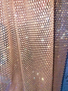 Gros plan du tissu en maille strass haute densité avec cristaux brillants pour robes