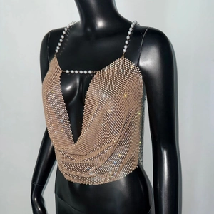 Détail du haut en maille métallique or rose avec bretelles en perles et col drapé