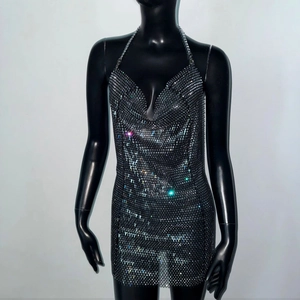 Dettaglio macro del tessuto scintillante in maglia d'argento su abito da festa sexy
