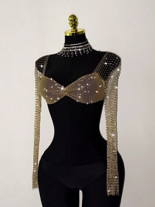 Haut en maille dorée avec strass et collier assorti montrant les détails tissés