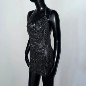 Dettaglio di un abito di paillettes metalliche con scollo a V per feste e festival