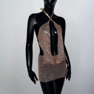 Gros plan sur le tissu en maille métallique or rose avec strass brillants et texture fine