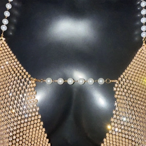 Détail macro du haut sexy en strass champagne avec bretelles élégantes en perles nacrées